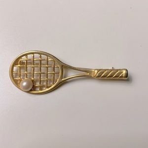 Avon brooch in matte gold with pearl